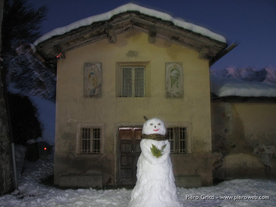 pusdosso7dic08 088.jpg - I ragazzi hanno costruito il pupazzo di neve